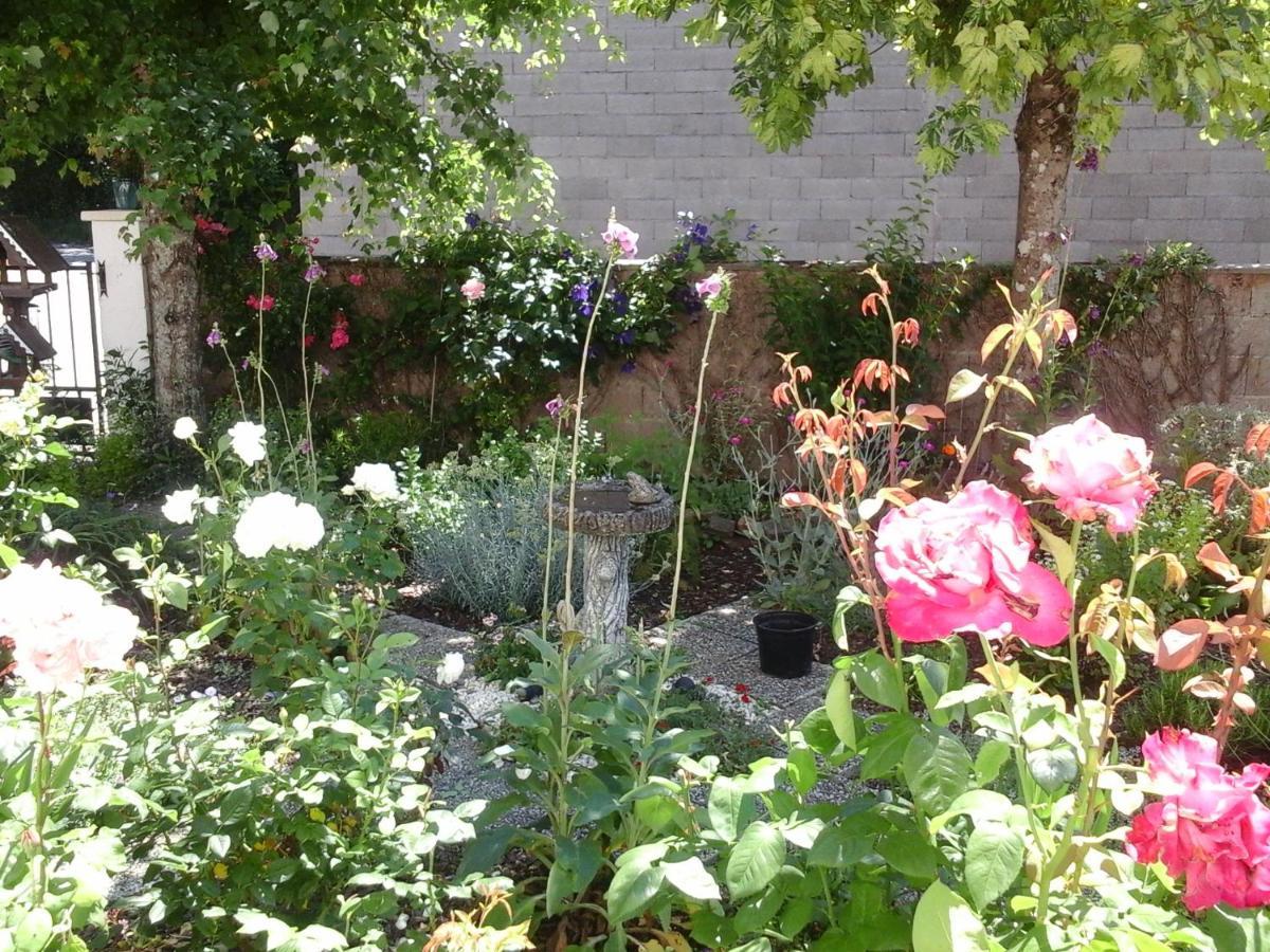 La Maison Des Fleurs Montemboeuf Exterior photo